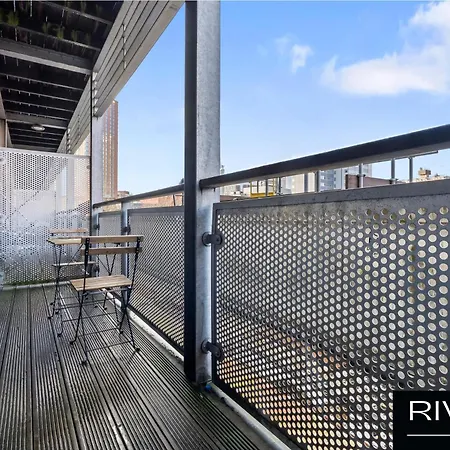 Cosy Apartment-city Centre-parking-sleeps 5 Apartment