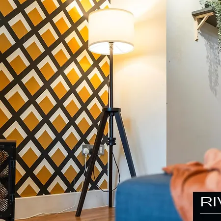 Apartment Cosy Apartment-city Centre-parking-sleeps 5