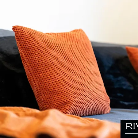 Cosy Apartment-city Centre-parking-sleeps 5 *