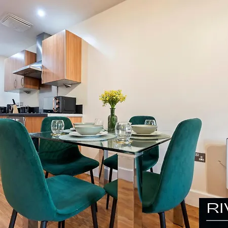 Cosy Apartment-city Centre-parking-sleeps 5 *