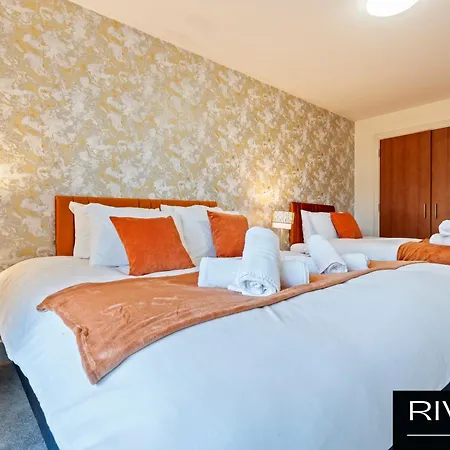 Cosy Apartment-city Centre-parking-sleeps 5 *
