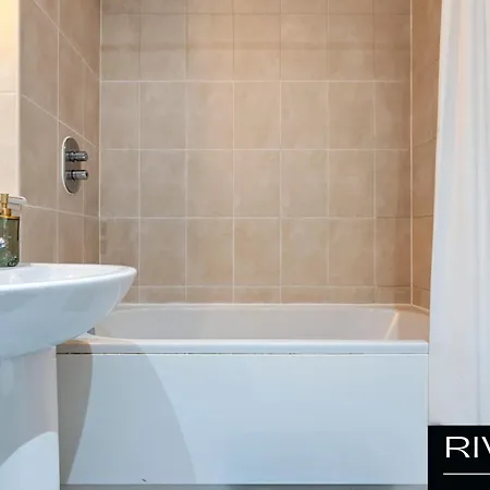 Cosy Apartment-city Centre-parking-sleeps 5 Apartment